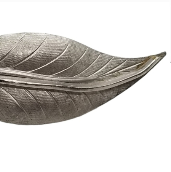 CORO VINTAGE 1950s SILVERTONE TEXTURED LEAF DESIGN BROOCH - Picture 2 of 5